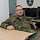 Ein Soldat sitzt in einem Büro