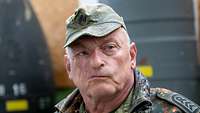Porträtfoto eines Soldaten, dessen rechte Gesichtshälfte großflächige Narben trägt.