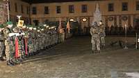 Soldaten sind zu einem feierlichen Appell angetreten