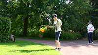 Ein Kind übte sich mit dem Diabolo-Set beim Balancieren eines Kegels.