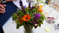Ein farbenprächtiger Blumenstrauß, der getrocknet und verarbeitet zu Tee produziert werden kann.