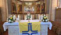 Militärpfarrer Iurii Kuliievych am Altar