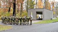Militärpfarrer Sebastian Schmidt begrüßt die Wallfahrer