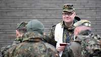 Militärpfarrer Sebastian Schmidt bei einer Andacht mit Soldaten