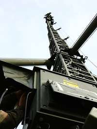 Ein Soldat arbeitet an einer Antenne.