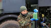 Soldatin mit Flasche in der Hand