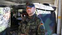 Soldat vor Zelt