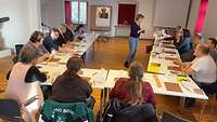 Die Ikonenschreiberin Frau Elisabeth Rieder mit den Teilnehmer des Ikonen-Workshops