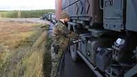 Soldat betankt LKW