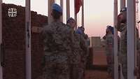 Soldaten holen Flaggen ein im Camp Castor in Mali