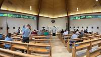 Familien beim Abschlussgottesdienst in der Kapelle