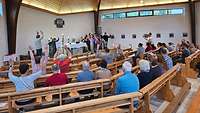 Kinder und Familien beim Gottesdienst