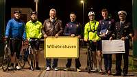 Die Gruppe der Radfahrer in Wilhelmshaven bei Dunkelheit