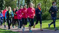 Mehrere Menschen beim Laufen