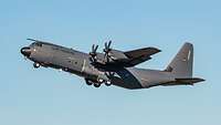 Eine C-130J der Luftwaffe in der Luft.