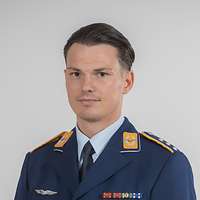 Soldat in Ausgehuniform vor weißer Wand