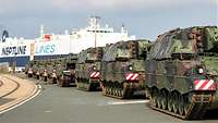 Panzer warten im Hafen auf ihre Verladung vor einem Transportschiff