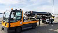 Kleinstlastkraftwagen mit Anhänger, darauf ein Torpedo