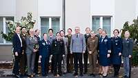 Gruppenfoto der Teilnehmerinnen mit General Carsten Breuer