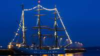 Im Dezember hat die „Gorch Fock“ für die Weihnachtszeit die Lichterkette eingeschaltet.
