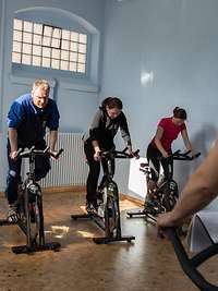 Menschen auf Spinningrädern