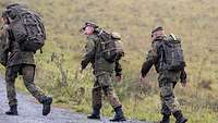 Soldaten beim IFG-Marsch durchs Gelände