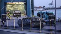 Zwei Panzer fahren aus einem Schiff