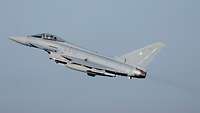 Ein Kampflugzeug vom Typ Eurofighter fliegt am Himmel
