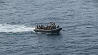 Ein kleines Beiboot fährt auf Wasser.