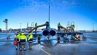 Die Eurofighter werden enteist Auf dem Flugfeld des Hannover Airport steht ein Eurofighter, den Soldaten vom Nachtfrost befreien.
