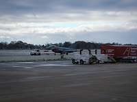 Eurofighter auf dem Hannover Airport Auf dem Flugfeld des Hannover Airport wird ein Eurofighter von einem zivilen Fahrzeug gezogen.