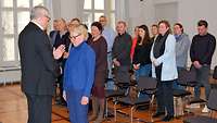 Militärbischof Bernhard Felmberg segnet die ausscheidende Renate Tarfa