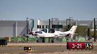Ein Trainingsflugzeug steht auf seiner Startposition auf der Startbahn