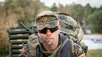 Ein Soldat mit Funkgerät in Aktion