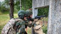 Zwei Soldaten beim Schießen