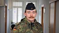 Ein Soldat im Porträt auf dem Dienststellengang