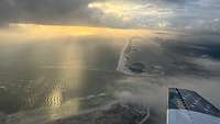 flug über pensacola beach bei bewölktem Sonnenuntergang