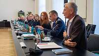 Beirat für Fragen der Inneren Führung Männer und Frauen sitzen an einem langen Konferenztisch