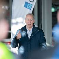 Ein Mann spricht zu Personen.