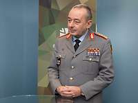 Eine Soldatin interviewt Generalinspekteur Carsten Breuer in einem Studio