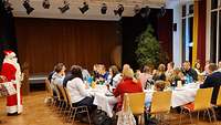 Beim Adventsessen Beim Adventsessen