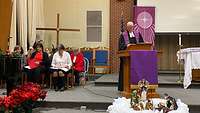 Pfarrerin Wirges in der Kirche in Fort Leonard Wood