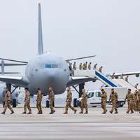 Soldaten steigen in Wunstorf aus dem Flugzeug und laufen übers Rollfeld