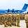 angetretene Soldatinnen und Soldaten mit hellblauem Barett vor einem Militärflugzeug