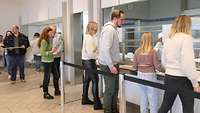 Menschen empfangen das schmackhafte Essen in der Kantine.