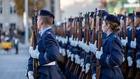 Soldatinnen und Soldaten stehen in Formation