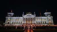 Vor dem Reichstagsgebäude marschieren Soldatinnen und Soldaten mit Fackeln