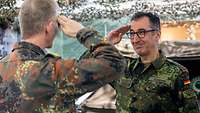 Landwirtschaftsminister Cem Özdemir in Uniform grüßt den Inspekteur der Streitkräftebasis