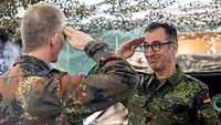 Bundesminister für Ernährung und Landwirtschaft Cem Özdemir meldet sich bei einem General zum Dienst.