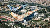Ein deutscher sowie israelischer Eurofighter fliegen über Tel Aviv.